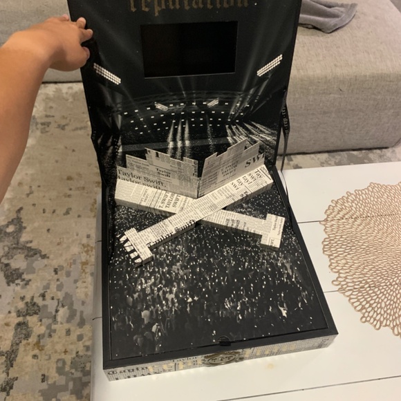 Taylor Swift VIP Reputation Box - Picture 3 of 11